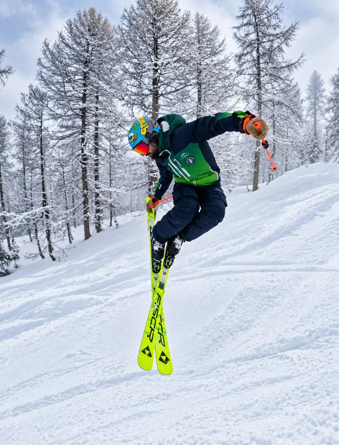 Maestro di sci che corregge la tecnica di un allievo in pista