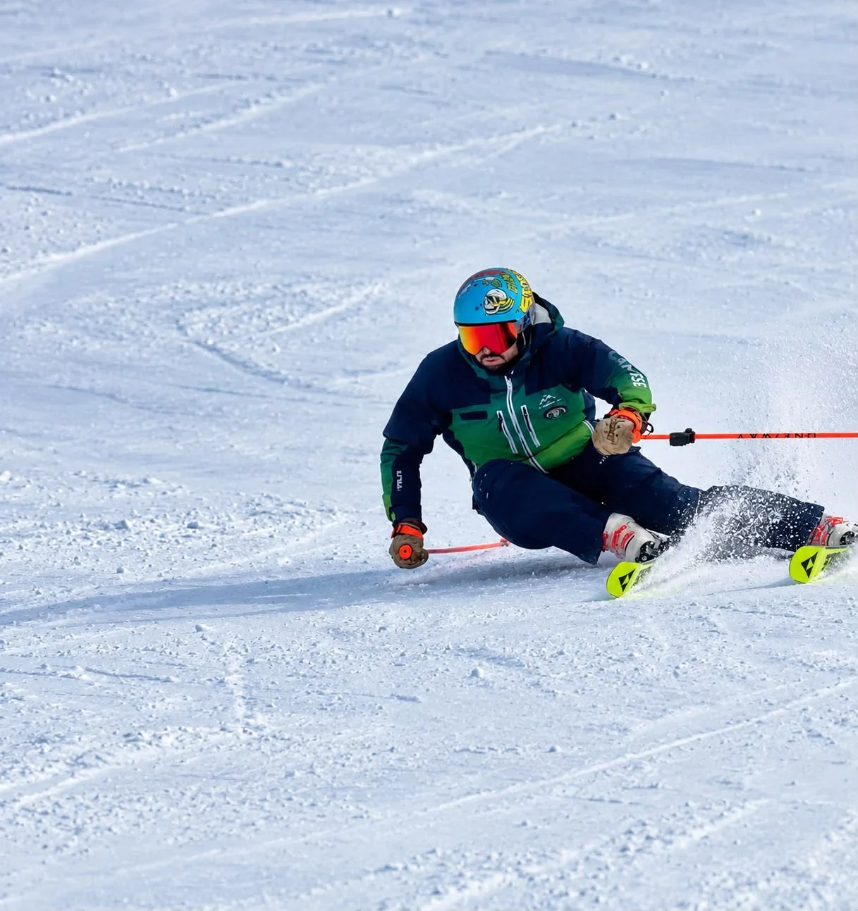 Sciatore in curva sulla neve con le montagne sullo sfondo